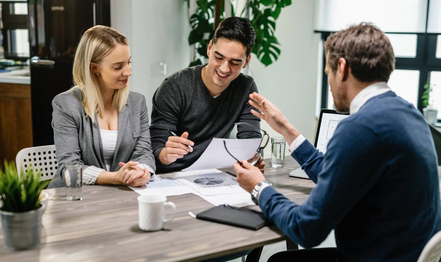 avatar Young happy couple with insurance agent